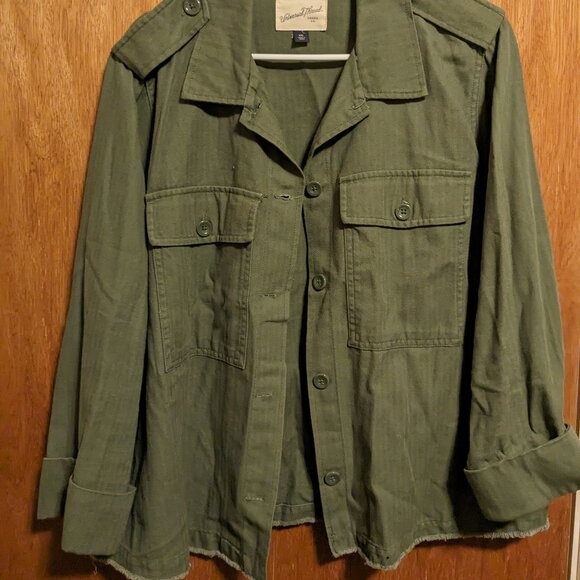 Green Army-style Button-Up Jacket with chest pockets and epaulets - Picture 3 of 4